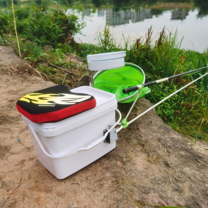 Free of light fishing tanks, small mini multi-purpose fishing buckets, 20-litre fishing tank gear
